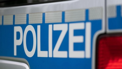 Bei dem Unfall mit Polizeiauto entstand ein Schaden von mindestens 45.000 Euro. (Symbolbild) (Foto: Marijan Murat/dpa)