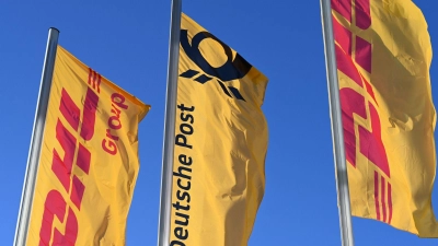 Eine Deutsche-Post-Fahne an der Konzernzentrale umrahmt von DHL-Fahnen. So soll es bleiben. (Foto: Wolf von Dewitz/dpa)