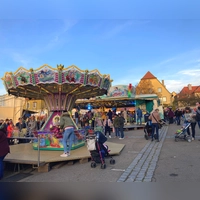 Neben Fahrgeschäften hat die Herbstmesse zahlreiche Essens- und Verkaufsstände zu bieten. (Archivbild: Anna Beigel)