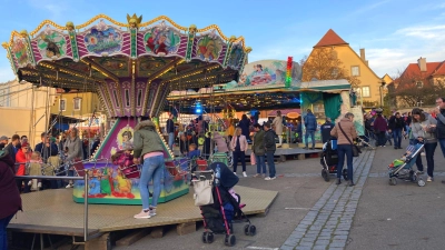 Neben Fahrgeschäften hat die Herbstmesse zahlreiche Essens- und Verkaufsstände zu bieten. (Archivbild: Anna Beigel)
