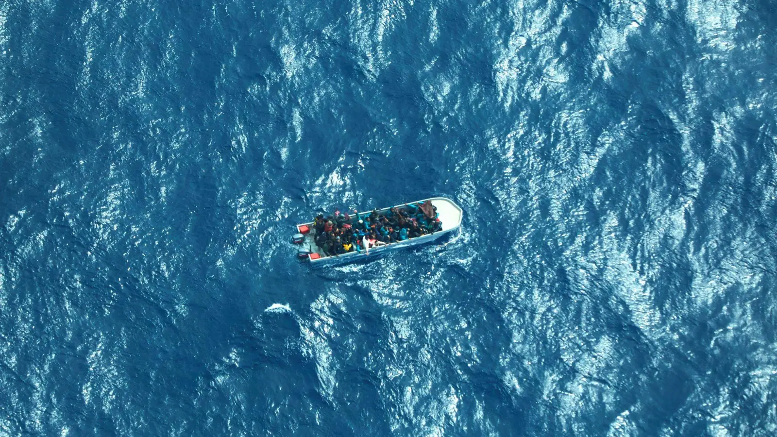 Dieses von der humanitären Organisation Sea-Watch zur Verfügung gestellte Bild zeigt Menschen in Seenot auf dem Mittelmeer. (Foto: Christian Gohdes/Seawatch.org/AP/dpa)