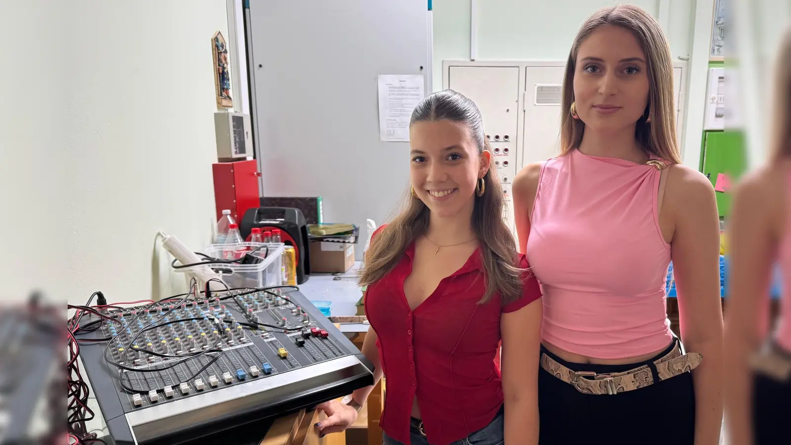 Paula Seßner (linkss) und Martina Naumoska sorgen in der Pause für Musik im Schulhaus. (Foto: Lara Hausleitner)
