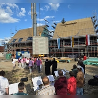 Zahlreiche Bürgerinnen und Bürger waren zum Richtfest gekommen. (Foto: Hans-Bernd Glanz)
