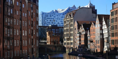 Hamburg historisch und modern auf einen Blick: das Nikolaifleet mit der Elbphilharmonie im Hintergrund. (Foto: Thomas Wirth)