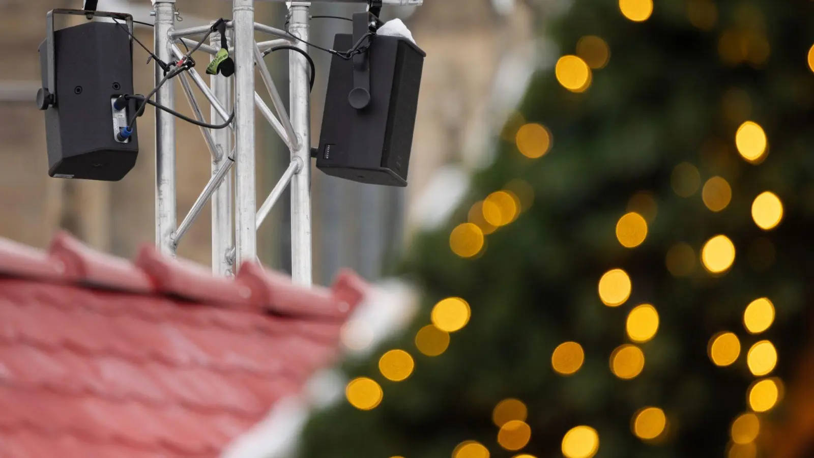 Der Staatsschutz ermittelt wegen rechtsradikaler Musik auf einem Weihnachtsmarkt. (Archivbild) (Foto: Michael Reichel/dpa)