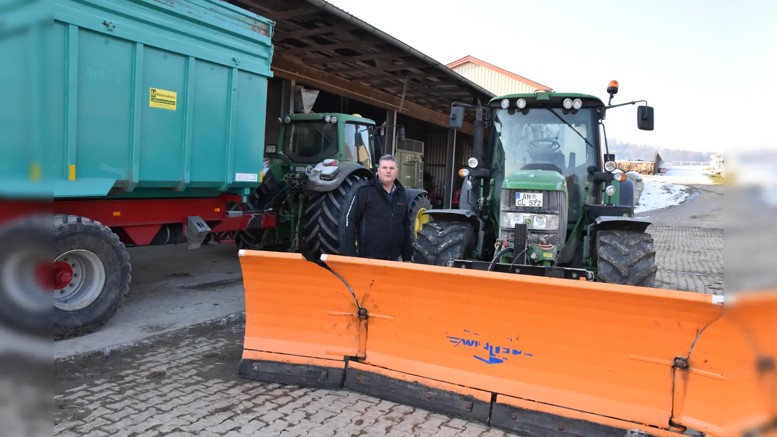 Im Winter stattet Landwirt Friedrich Weberndörfer seine Schlepper mit Schneepflug und Streuer aus, um Eis und Schnee von Großparkplätzen in Wassertrüdingen zu entfernen. (Foto: Silvia Schäfer )