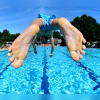 Wer ins Wasser springt, sollte schwimmen können. Weil das aber gerade unter Jüngeren nicht immer gegeben ist, ist eine Schwimmabzeichenpflicht für Freibäder in der Diskussion. (Symbolbild: Hauke-Christian Dittrich/dpa)