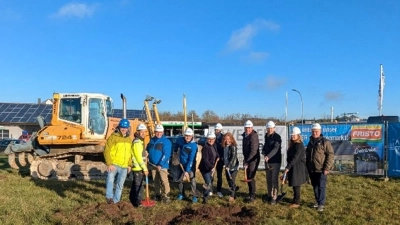 Die Aufnahme zeigt (von links) Zweiter Bürgermeister Norbert Kleinöder, Bettina Ehrmann (Ehrmann Architekten, Arberg), Landrat Dr. Jürgen Ludwig, Erster Bürgermeister Matthias Seitz, Manja Beyser (Filialleiterin Fristo Windsbach), Daniel Herbst (Expansionsleiter Fristo), Martina Faber (Regionalleiterin Fristo), Florian &nbsp;und Michael Buckl (Generalunternehmen Michael Buckl) sowie Maximilian Weiner (Weiner Bau Schwabach). <br><br>Foto:  (Foto: Stadt Windsbach/Laura Ell)
