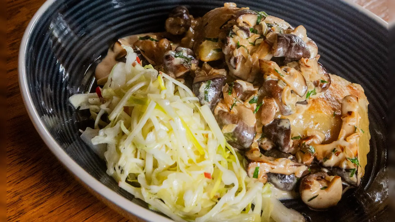 So sieht das fertige Herbstgericht aus: Maultaschen mit Krautsalat und Pilzsoße á Stefan Herbolzheimer. (Foto: Evi Lemberger)