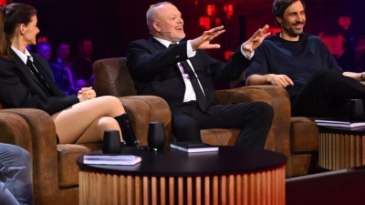 Das Team um „Chef“-Juror Stefan Raab machte sich die Entscheidung im Halbfinale des deutschen ESC-Vorentscheids nicht leicht. (Foto: -/ RTL+/dpa)