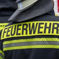 Feuerwehrleute löschten den Brand und entdeckten im Gebäude eine leblose Person. (Symbolbild) (Foto: Daniel Vogl/dpa)