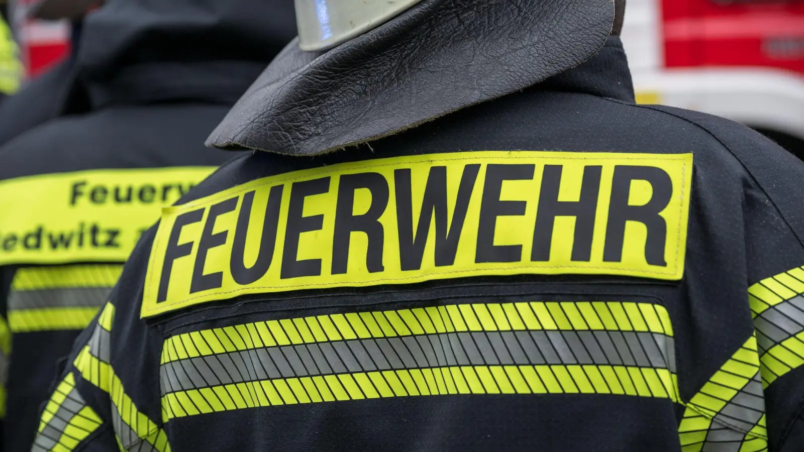 Feuerwehrleute löschten den Brand und entdeckten im Gebäude eine leblose Person. (Symbolbild) (Foto: Daniel Vogl/dpa)