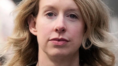 Die Filmemacher haben die ehemalige Theranos-Chefin in dem Monat vor Antritt ihrer Haftstrafe begleitet. (Archivbild) (Foto: Jeff Chiu/AP)