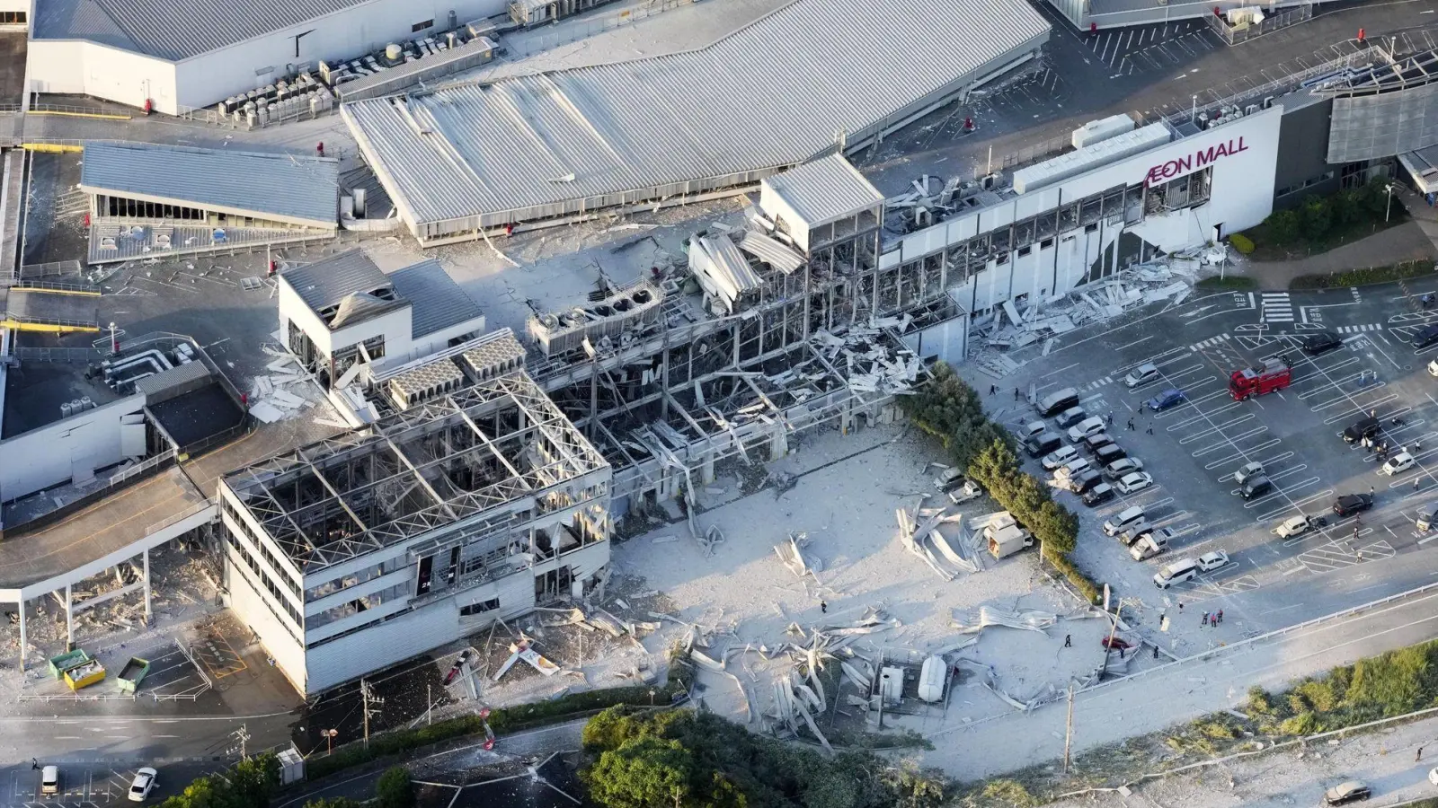 In einem schwer beschädigten Einkaufszentrum galten noch mehrere Menschen als vermisst.  (Foto: kyodo/dpa)