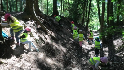 Draußen waren die Gruppen des Montessori-Kindergartens schon in der Vergangenheit regelmäßig, doch in der Naturgruppe wird dieser Aspekt ein ganz zentraler Schwerpunkt sein. (Foto: Montessori-Kinderhaus/Sonja Karg)