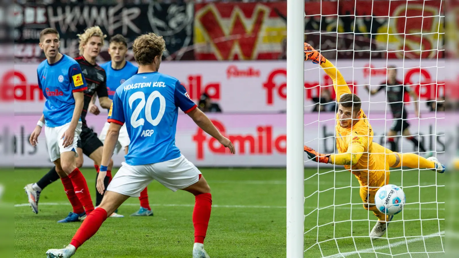 Union Berlins Tom Rothe (2. v l) trifft zum 0:2 gegen Kiels Torwart Timon Weiner (r). (Foto: Axel Heimken/dpa)