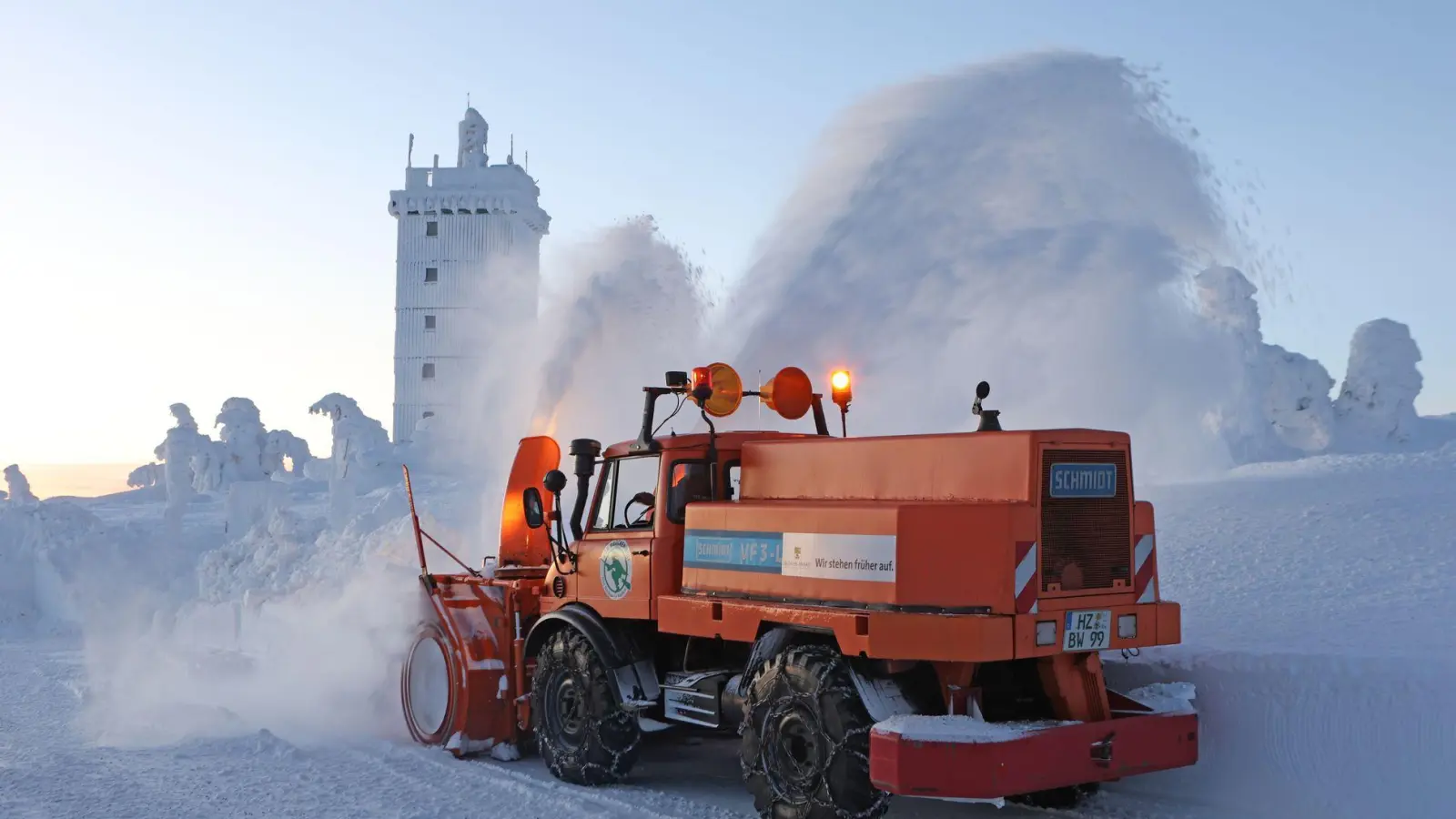 Schneefräse im Einsatz: Zweistellige Minusgrade auf dem Brocken (Foto: Matthias Bein/dpa)