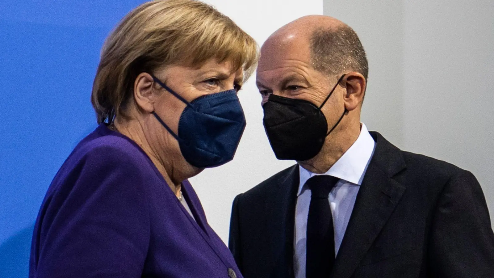 Nach dem Wahlsieg von Olaf Scholz kämpften Angela Merkel und er vorübergehend gemeinsam gegen Corona. (Foto: John Macdougall/AFP-Pool/dpa)