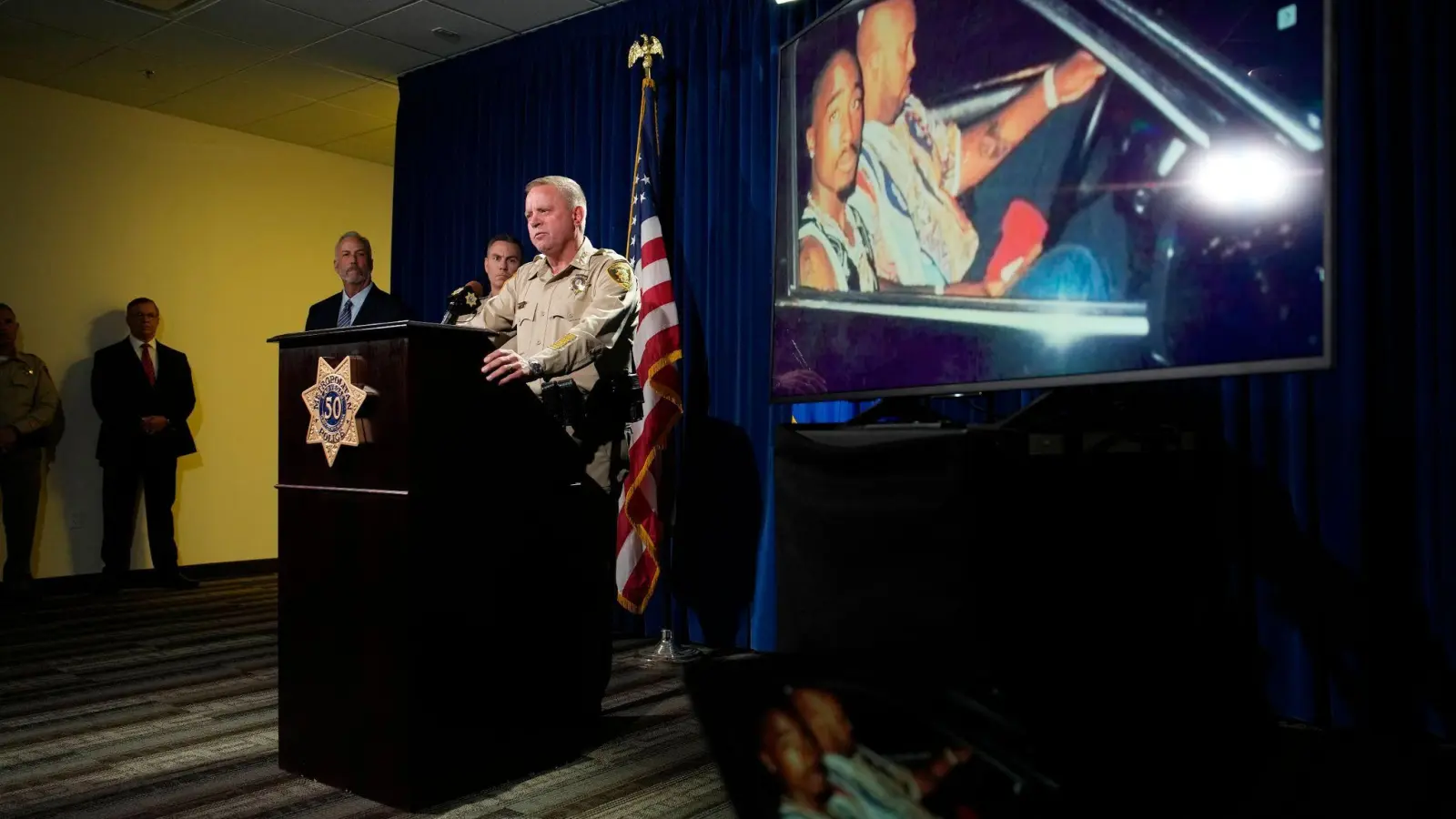 Der Sheriff von Las Vegas, Kevin McMahill, spricht während einer Pressekonferenz über die Anklage im Mordfall des Rappers Tupac Shakur. (Foto: John Locher/AP/dpa)