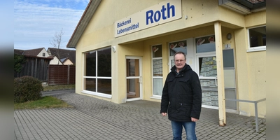 Die Gemeinde erwarb 2024 den ehemaligen Supermarkt mit Metzgerei. Bürgermeister Wolfgang Schmidt möchte die Weiternutzung des Gebäudes noch in dieser Wahlperiode unter Dach und Fach bringen. Direkt neben dem Haus hat die Gemeinde weitere Grundstücke für einen möglichen Interessenten gekauft. (Foto: Anita Dlugoß)
