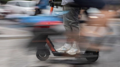 Ob E-Scooter oder Pedelecs: Die Zahl der elektrisch betriebenen Zweiräder, die in der Innenstadt von Ansbach unterwegs sind, nimmt zu. (Symbolbild: Christoph Soeder/dpa/dpa-tmn)