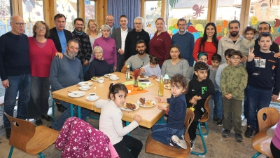 Geflüchtete und Mitglieder des Helferkreises trafen sich zu einem geselligen Nachmittag. (Foto: Andrea Walke)