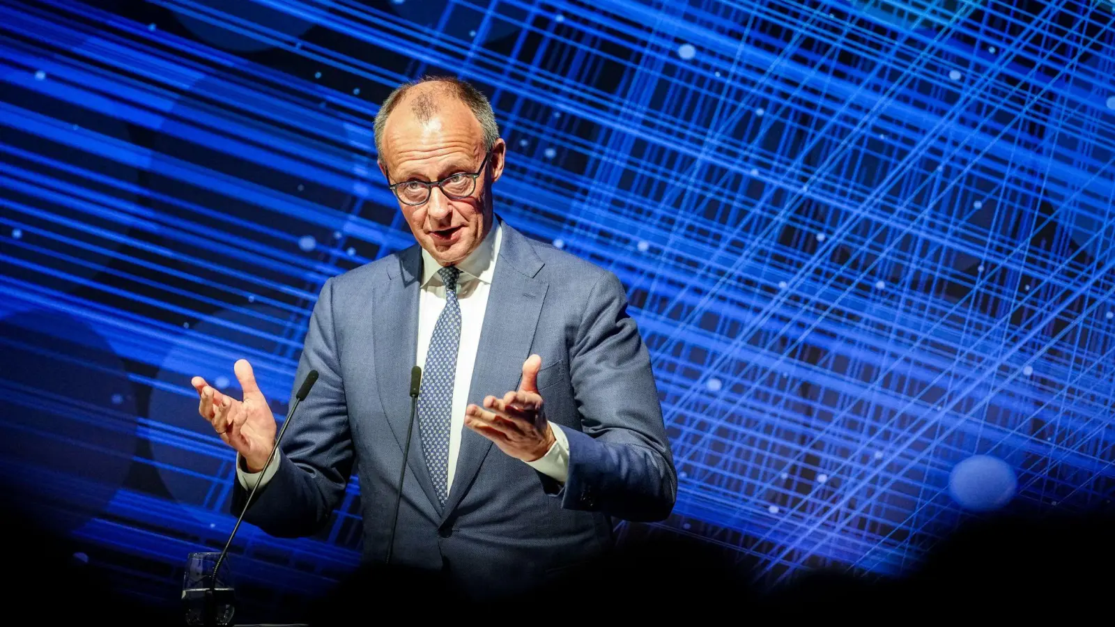 Der Kanzler stimmt die Bürger auf grundlegende Veränderungen bei der Rente ein.  (Foto: Kay Nietfeld/dpa)