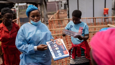 Eine Gesundheitsmitarbeiterin im Kongo informiert über die Krankheit Mpox. (Foto: Moses Sawasawa/AP/dpa)