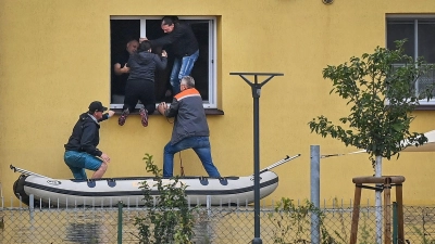 Mindestens 18 Menschen kamen in den Fluten ums Leben.  (Foto: Oana Jaroslav/CTK/dpa)