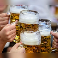 Der Bieranstich am Freitagabend kann wie geplant erfolgen und ist von der Absage nicht betroffen. (Symbolbild: Matthias Balk/dpa)