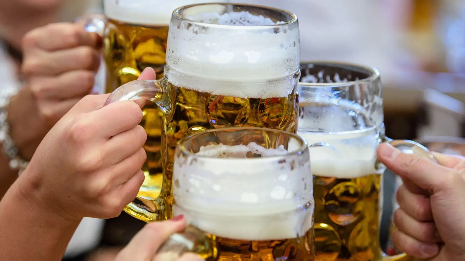Der Bieranstich am Freitagabend kann wie geplant erfolgen und ist von der Absage nicht betroffen. (Symbolbild: Matthias Balk/dpa)