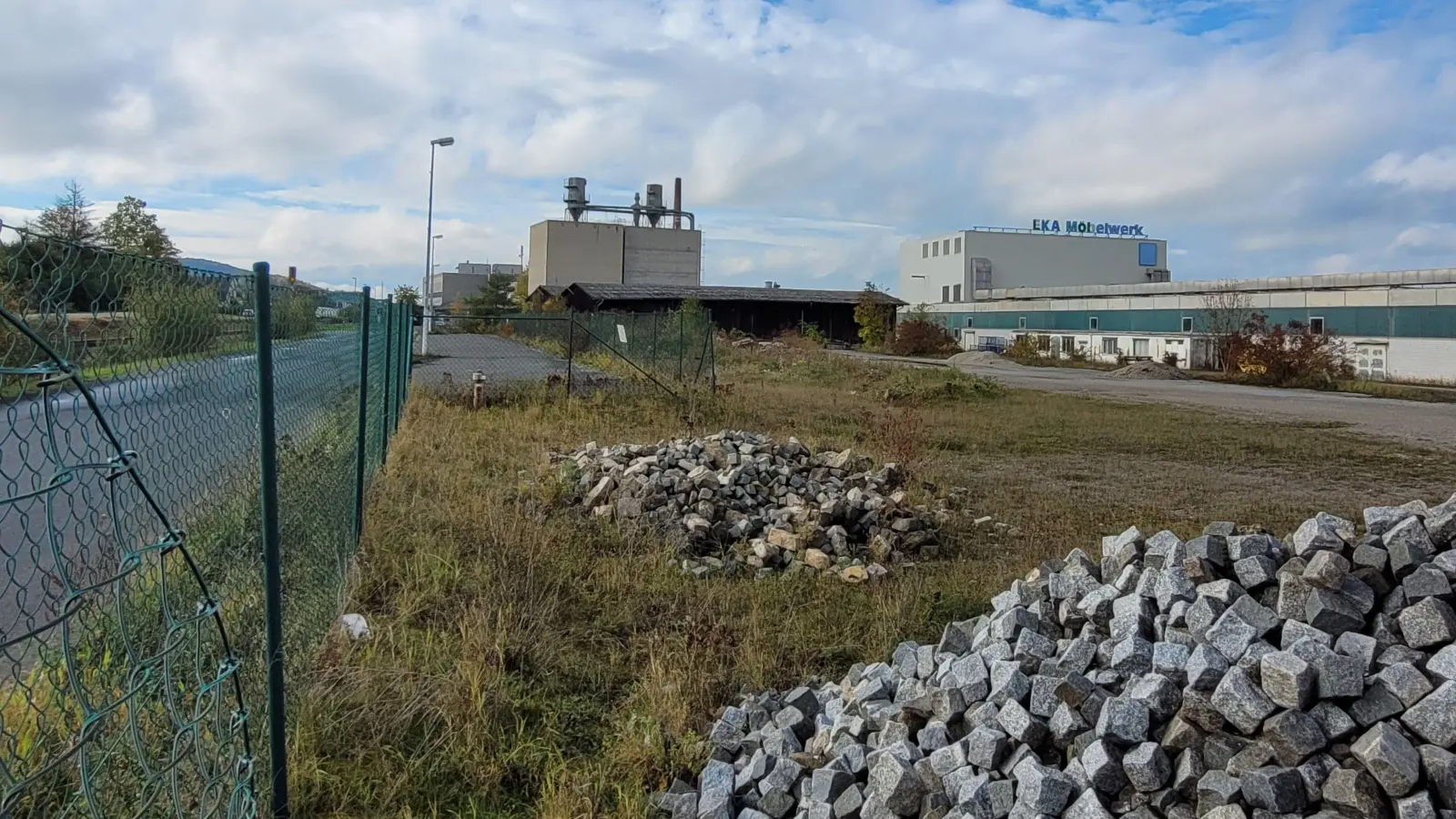 Dort könnten/sollten/müssten sie stehen, sind aber nach wie vor weit und breit nicht in Sicht: die Container für das vertraglich vereinbarte, aber mittlerweile überflüssige Containerdorf auf dem EKA-Areal. (Archivfoto: Nina Daebel)