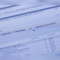 Unterstützung bei der ePA: Ombudsstellen der Krankenkassen können Versicherte bei Fragen und Problemen rund um die elektronische Patientenakte unterstützen. (Foto: Rolf Vennenbernd/dpa-Pool/dpa)
