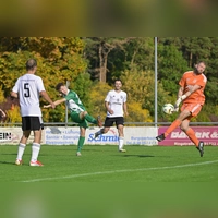 Veit Eyrisch (in Grün) trifft hier zum 1:0 für Burgoberbach gegen den VfB Schillingsfürst. Von links Jürgen Büttner, Marco Gehring und Torwart Daniel Schmidt. (Foto: Martin Rügner)