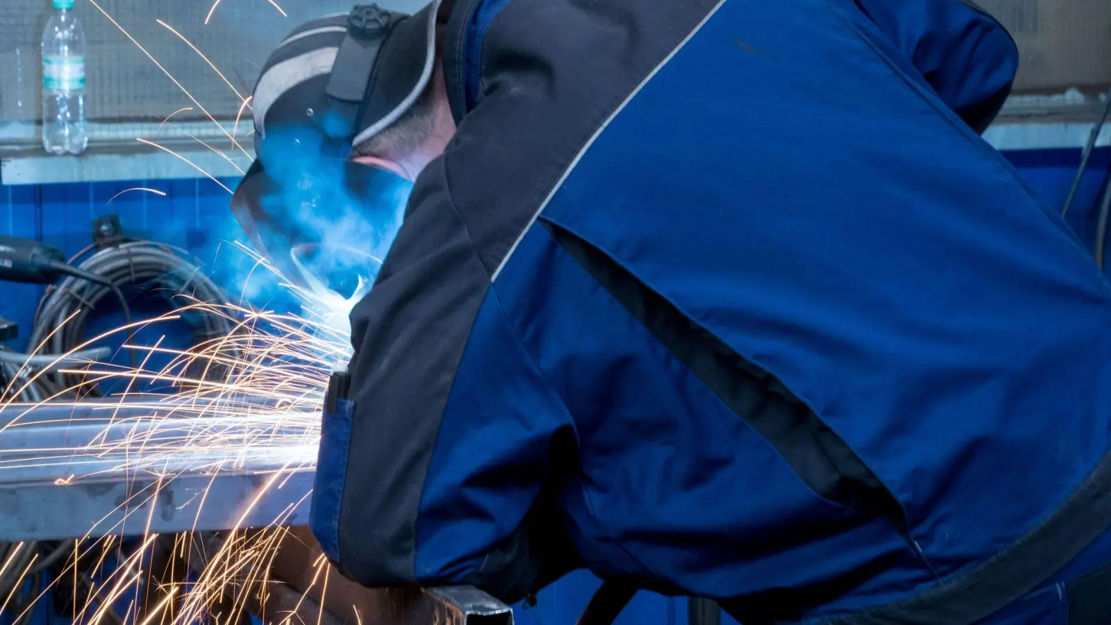 Der mittelständische Werkzeugbauer Croner aus Alberndorf gibt seinen Betrieb mit 33 Angestellten auf. (Symbolbild: Jens Büttner/dpa)