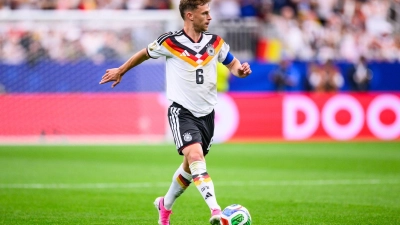 Wie seine Kollegen trägt der DFB-Kapitän pink - das neueste Modell seines Ausrüsters.  (Foto: Tom Weller/dpa)