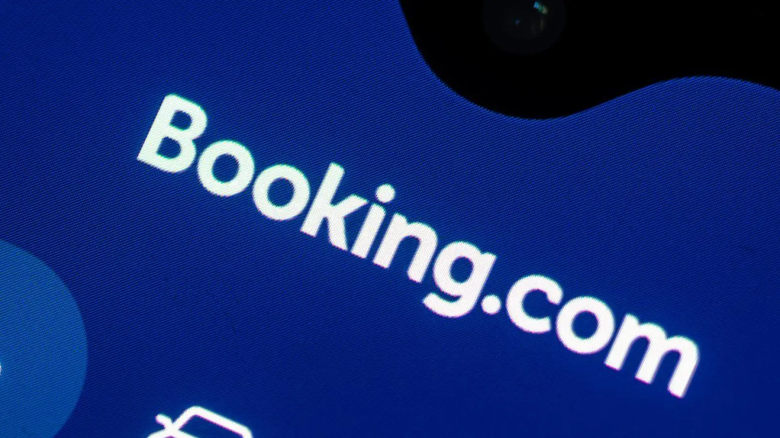 Das Reiseportal Booking.com hat seinen Hauptsitz im niederländischen Amsterdam. (Symbolbild) (Foto: Fabian Sommer/dpa)