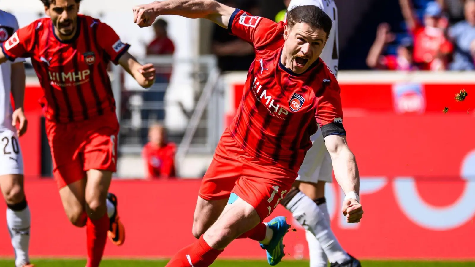 Drehte früh jubelnd ab: Torschütze Budu Siwsiwadse (Foto: Tom Weller/dpa)