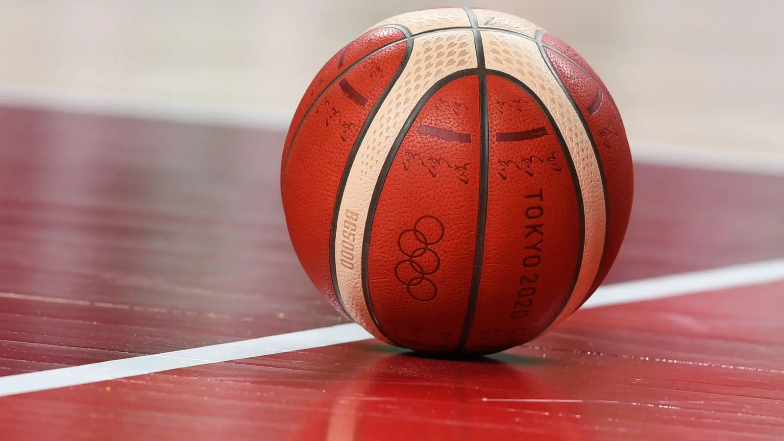 Ein Basketball liegt auf dem Spielfeld. (Foto: Swen Pförtner/dpa/Symbolbild)