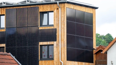 Energie im Gebäude einsparen: Solarpaneele sind nur ein Aspekt beim klimagerechten Bauen. (Foto: David Inderlied/dpa/dpa-tmn)