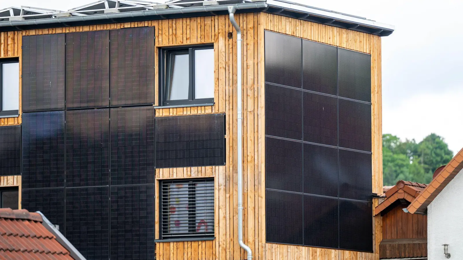 Energie im Gebäude einsparen: Solarpaneele sind nur ein Aspekt beim klimagerechten Bauen. (Foto: David Inderlied/dpa/dpa-tmn)