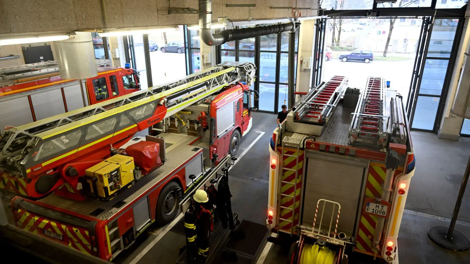 In der Tiefgarage brannten etwa zehn Autos. (Symbolbild)  (Foto: Felix Hörhager/dpa)