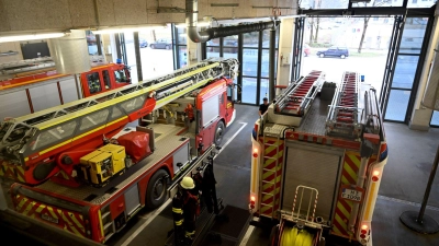 In der Tiefgarage brennen etwa zehn Autos. (Symbolbild)  (Foto: Felix Hörhager/dpa)
