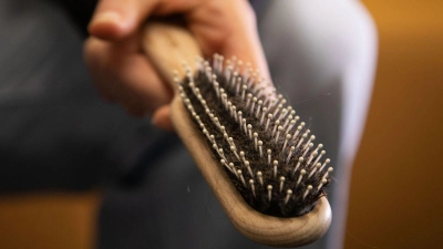 Haare sollte man regelmäßig aus der Bürste entfernen - mit einem Trick soll es ganz einfach gehen. (Foto: Christin Klose/dpa-tmn)