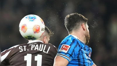 Abstiegskampf pur: Fast die Hälfte der Bundesliga-Clubs bangt noch. (Archivbild)  (Foto: Marcus Brandt/dpa)