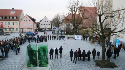 Für Toleranz, Vielfalt und Menschenrechte traten knapp 200 Menschen am frühen Sonntagabend in Herrieden ein. (Foto: Alexander Biernoth)