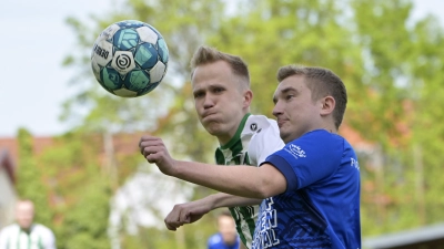 Der TSV Fichte Ansbach mit Michael Burger (rechts, in der Vorsaison gegen Luis Henkelmann von der SpVgg/DJK Wolframs-Eschenbach) bleibt über die Winterpause Spitzenreiter. Damit es zum Aufstieg reicht, wird der Kreisklassenabsteiger aber wohl bis zum Schluss kämpfen müssen.  (Foto: Martin Rügner)