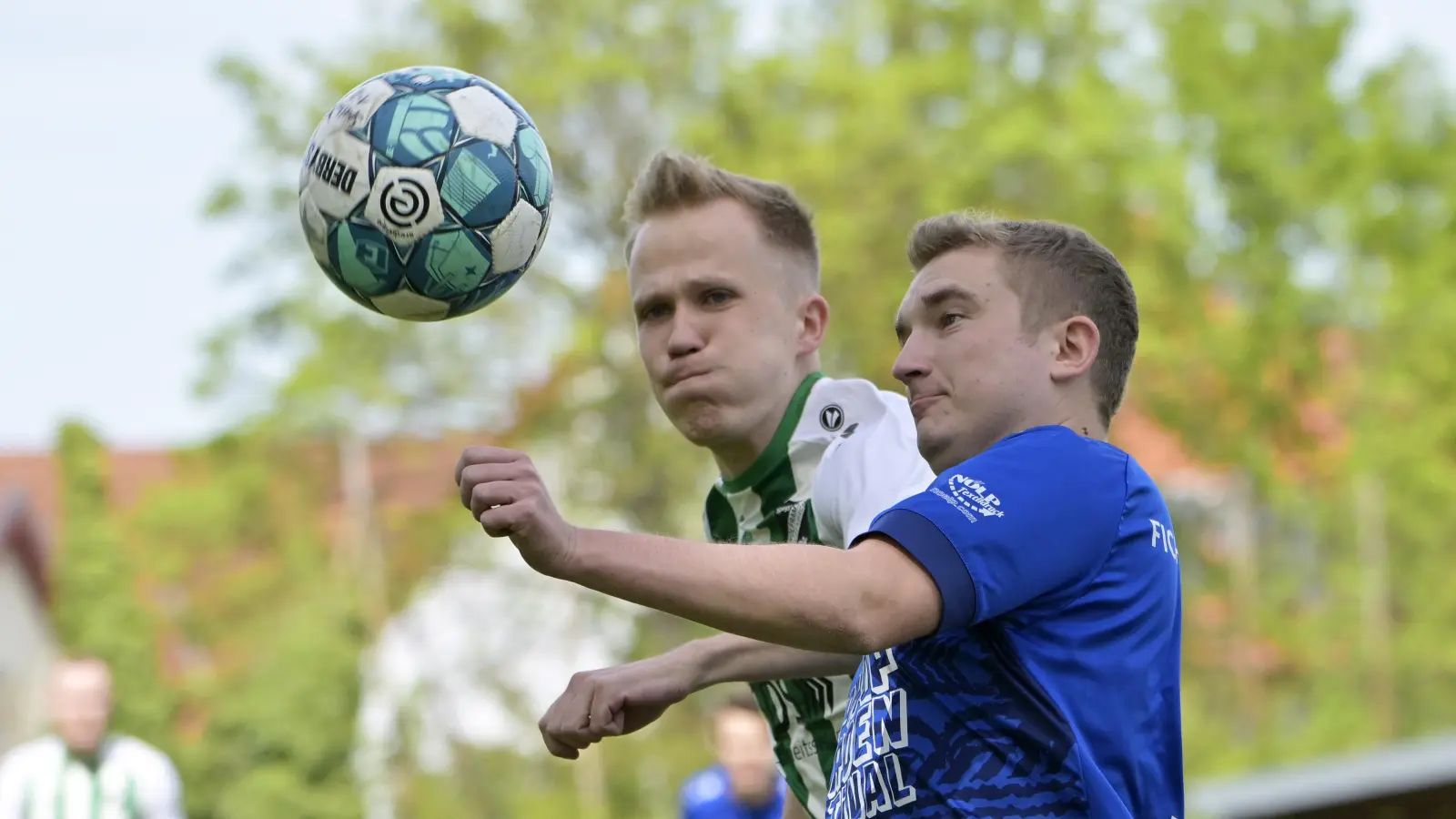 Der TSV Fichte Ansbach mit Michael Burger (rechts, in der Vorsaison gegen Luis Henkelmann von der SpVgg/DJK Wolframs-Eschenbach) bleibt über die Winterpause Spitzenreiter. Damit es zum Aufstieg reicht, wird der Kreisklassenabsteiger aber wohl bis zum Schluss kämpfen müssen.  (Foto: Martin Rügner)