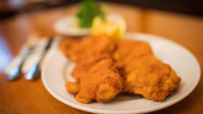 Im Falle einer Mehrwertsteuererhöhung befürchten einige Gastronomen, dass sie Speisen wie Schnitzel nicht mehr zum erschwinglichen Preis anbieten können. (Symbolbild: Christian Bruna/epa/dpa)