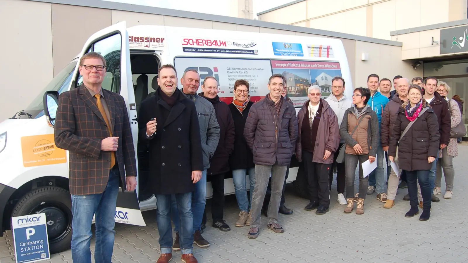 In Diespeck erkundigten sich die Bürgermeisterin und die Seniorenbeiratsvorsitzende über die dortigen Erfahrungen mit dem Carsharing. Das Foto entstand noch während der Amtszeit des Bürgermeisters Christian von Dobschütz bei der Vorstellung des Angebots. (Archivbild: Christa Frühwald)